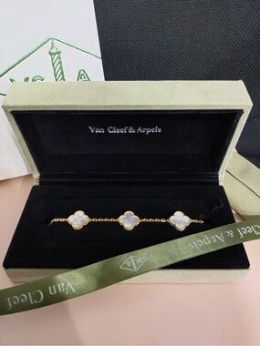 ✅Van Cleef & Arpels White Bracelet✅